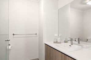 Dusj, hårføner og toalettpapir