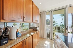 Condo, 2 phòng ngủ | Nội thất