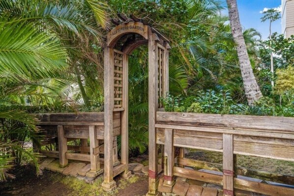 Property grounds - Kamaole Nalu, #304 2 Bedroom Condo (Kihei)