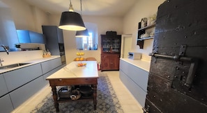 Réfrigérateur, micro-ondes, four, lave-vaisselle