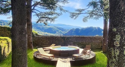 ¡NUEVO! ¡Fortaleza privada! Hermosamente restaurada, 5 habitaciones, 5,5 baños.