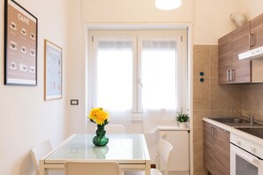 Appartement Confort | Cuisine privée | Réfrigérateur, four à micro-ondes, un four, surface de cuisson