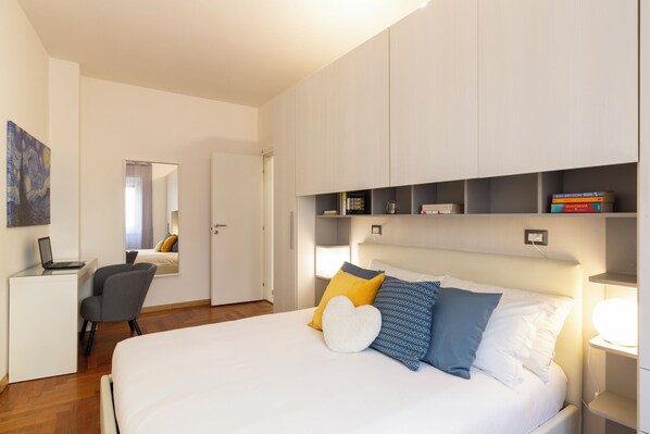 Căn hộ tiện nghi đơn giản | 1 phòng ngủ, bàn, khu vực làm việc phù hợp cho laptop