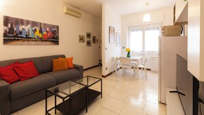 Comfort Apart Daire | Oturma alanı | Dijital TV kanalları bulunan 50 inç akıllı televizyon 