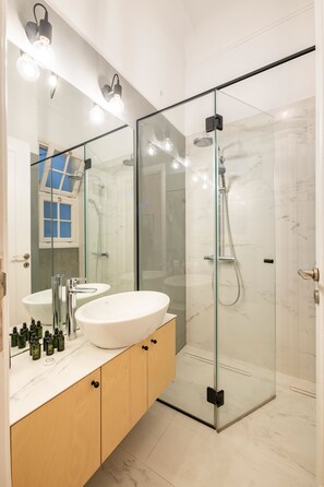 Shower, hair dryer, towels, soap - Historic 2BR Oasis in Kolonaki (Athina)