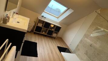 SĂšche-cheveux, serviettes fournies, savon, papier toilette