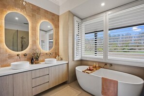 Douche, séchoir à cheveux, serviettes fournies