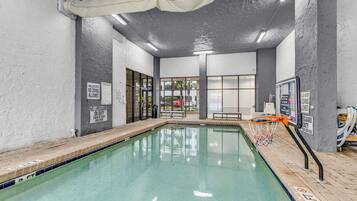 Innendørsbasseng og utendørsbasseng