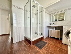 シャワー、ヘアドライヤー、タオル