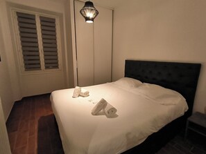 2 室のベッドルーム、アイロン / アイロン台、WiFi、ベッドシーツ