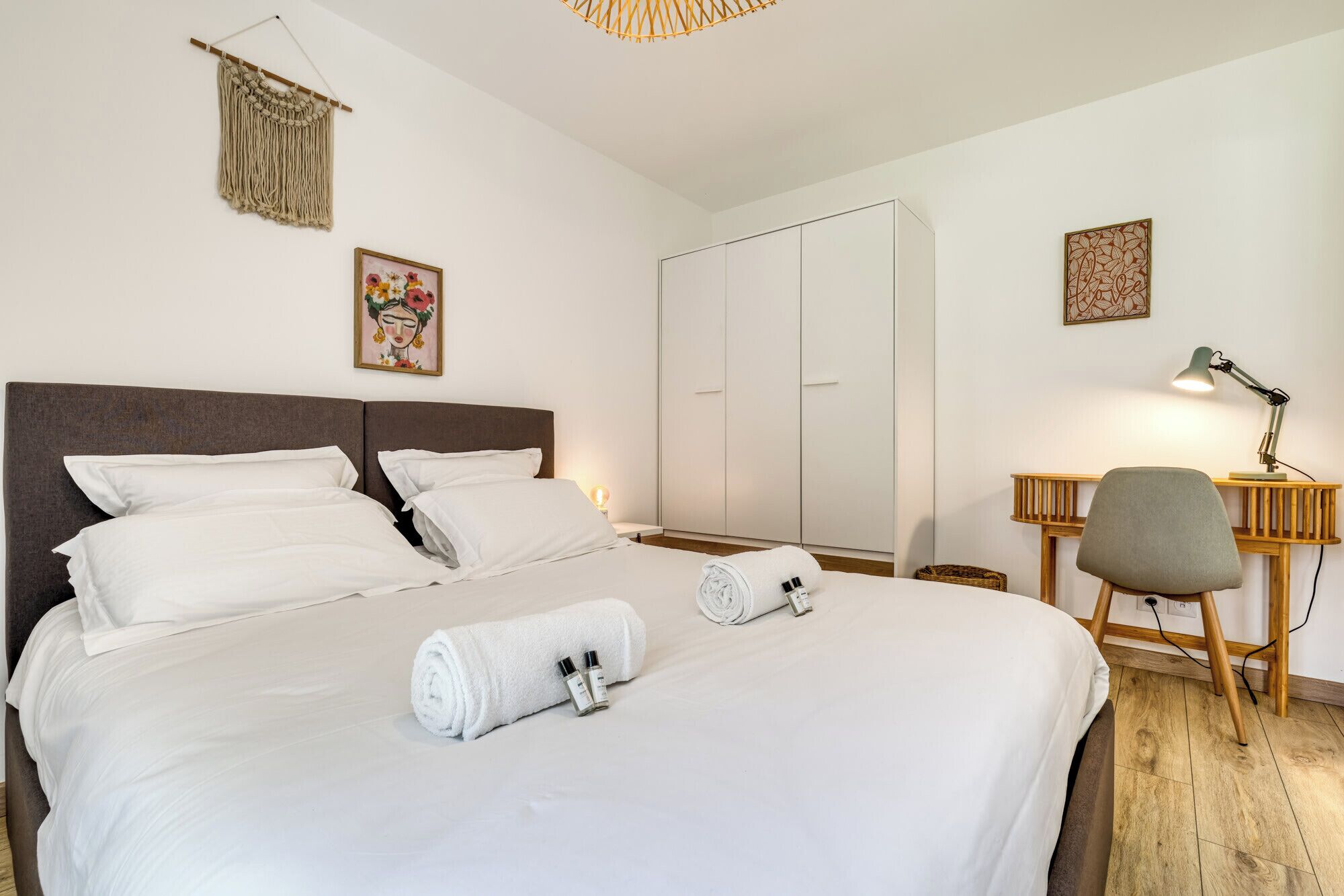 1 habitación, cuna de viaje y ropa de cama 