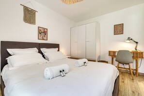 1 bedroom, travel cot, bed sheets