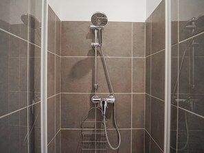 Douche, séchoir à cheveux, serviettes fournies