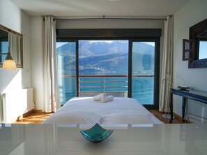 3 bedrooms, iron/ironing board, WiFi, bed sheets - O bord de l'O - Duplex apartment on the water in Duingt (Duingt)