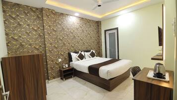 9 bedrooms, WiFi, bed sheets