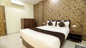 9 bedrooms, WiFi, bed sheets