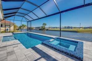 Una piscina al aire libre, una piscina climatizada