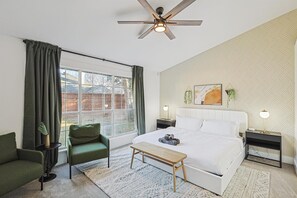 4 bedrooms, desk, iron/ironing board, WiFi - 4-BD,2-BA Luxe Modern Gem with Foosball & Firepit (Grand Prairie)