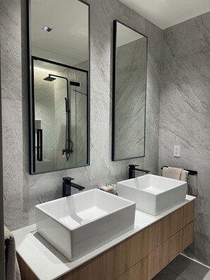 Een douche, een haardroger, handdoeken, zeep