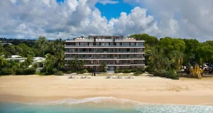 Luxurious Oceanfront Condo with Rooftop Pool on Brighton Beach– Sleeps 4