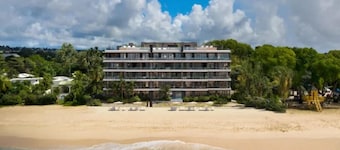 Luxurious Oceanfront Condo with Rooftop Pool on Brighton Beach– Sleeps 4
