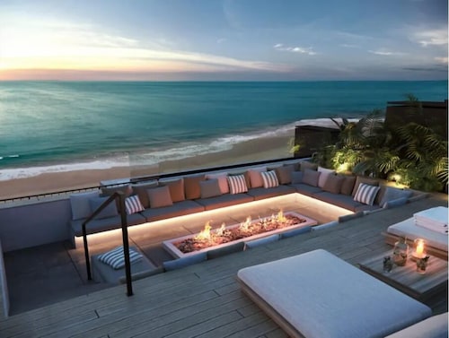 Luxurious Oceanfront Condo with Rooftop Pool on Brighton Beach– Sleeps 4