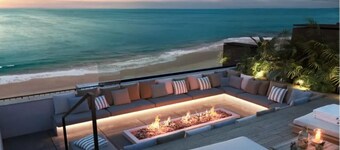 Luxurious Oceanfront Condo with Rooftop Pool on Brighton Beach– Sleeps 4