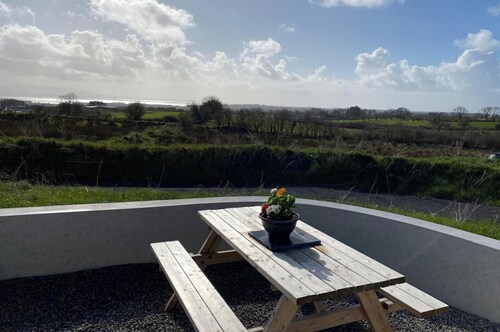 Scenic Views -cosy Cottage - Sleeps 2- Free Parking