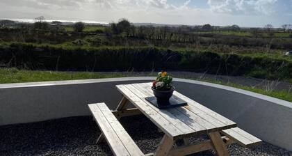 Scenic Views -cosy Cottage - Sleeps 2- Free Parking