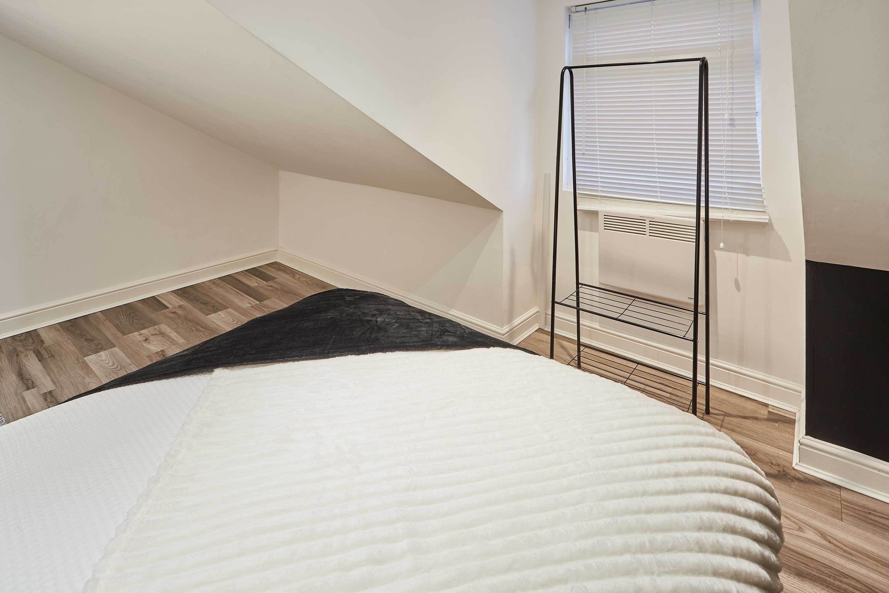 1 bedroom, bed sheets