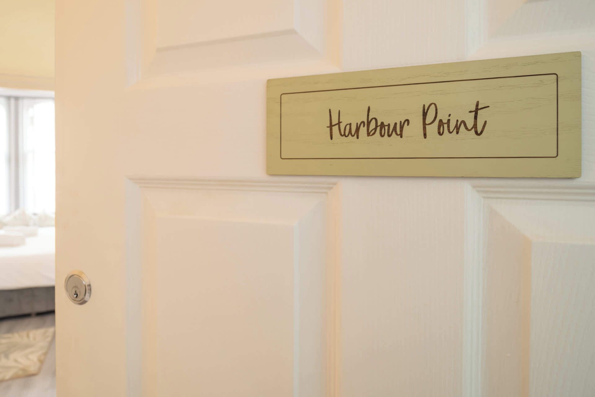 Une porte sur laquelle est affiché un panneau indiquant « Harbour Point ».
