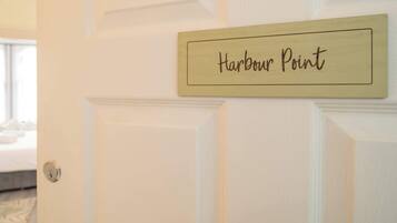 Une porte sur laquelle est affiché un panneau indiquant « Harbour Point ».