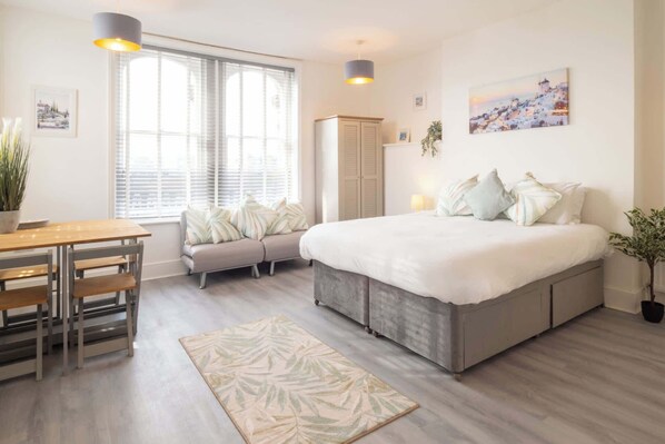 1 chambre, bureau, fer et planche à repasser, Wi-Fi