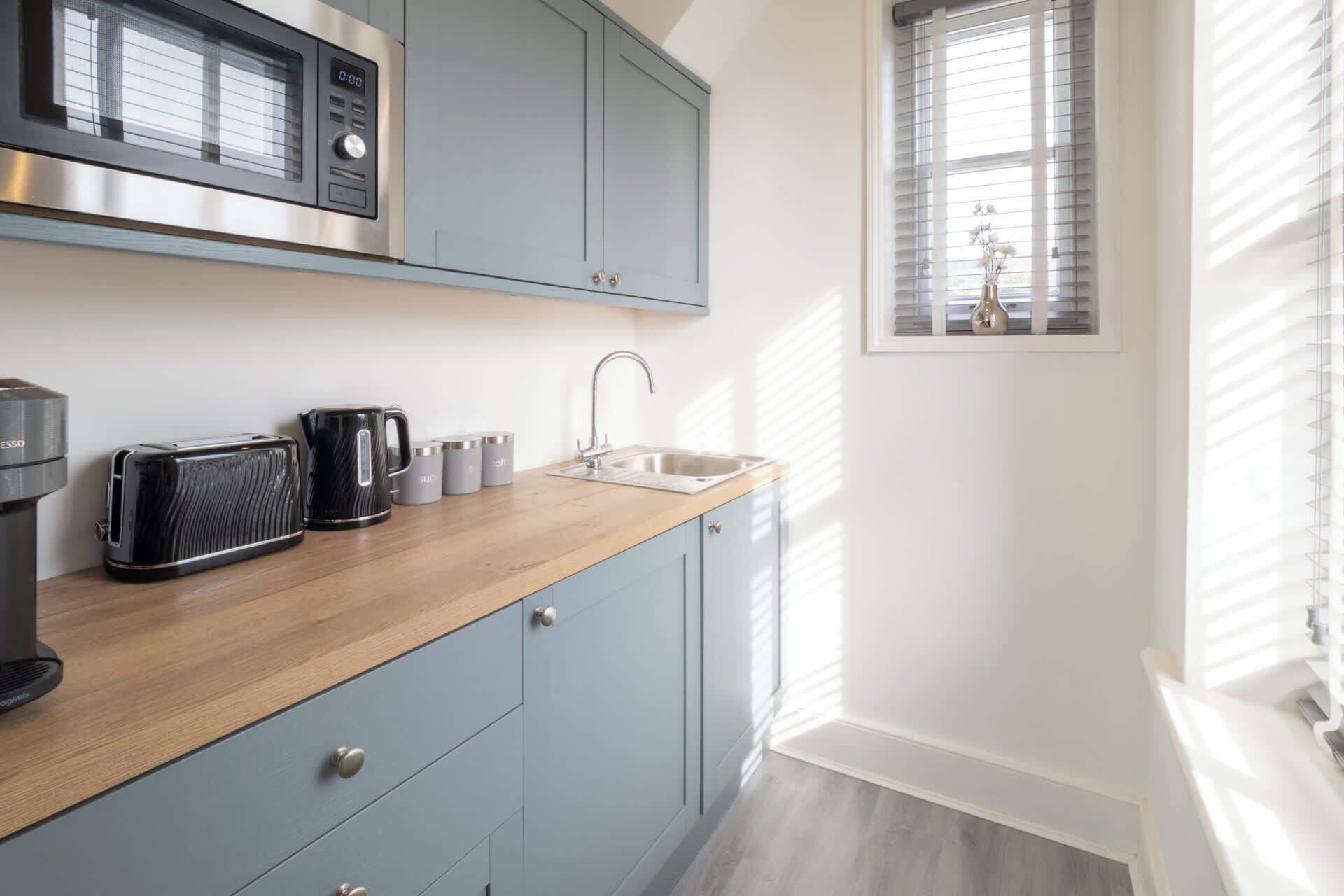 Kühlschrank, Mikrowelle, Wasserkocher mit Kaffee-/Teezubehör