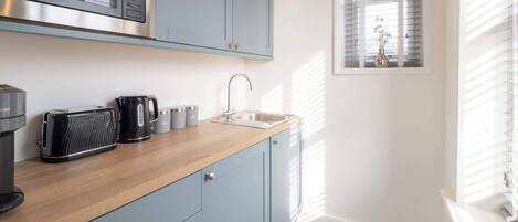 Kühlschrank, Mikrowelle, Wasserkocher mit Kaffee-/Teezubehör