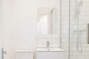 Douche, séchoir à cheveux, serviettes fournies, shampooing