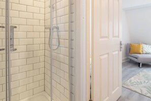 Shower, hair dryer, towels, shampoo - Host & Stay | The Crow's Nest (Ramsgate)