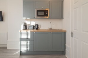 ثلاجة، ميكروويف، ماكينة لصنع القهوة/الشاي، غلّاية كهربائية