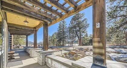 The Bear's Den, Hot Tub Retreat, Family Home