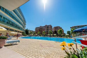 Una piscina al aire libre de temporada