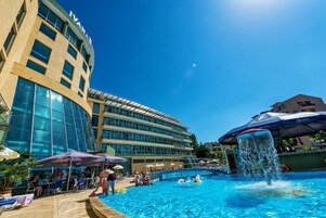 Una piscina al aire libre de temporada