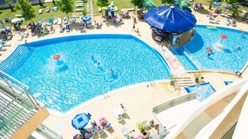 Piscine extérieure (ouverte en saison)