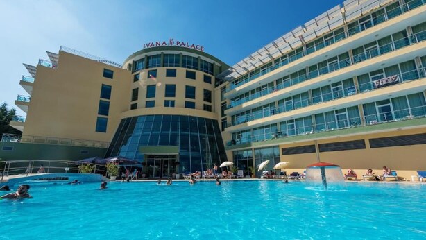 A hotel with a swimming pool, a modern building with a curved facade, and multiple balconies. - Hotel Ivana Palace (Sunny Beach)