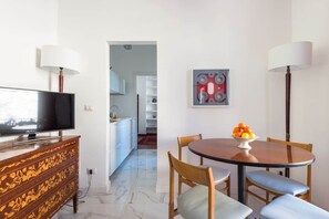 Dining - Glorioso Marble | Trastevere ArtDesignApartments (Roma)