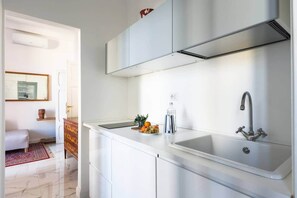 Kühlschrank, Mikrowelle, Herdplatte, Wasserkocher mit Kaffee-/Teezubehör