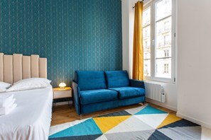 Een bureau, een strijkplank/strijkijzer, reisbedje, gratis wifi