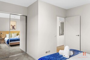 2 bedrooms, desk, iron/ironing board, WiFi