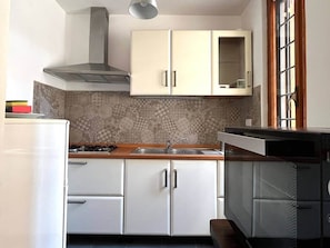 Fridge, microwave, stovetop, coffee/tea maker - Number 5 | Trastevere ArtDesignApartments (Roma)