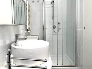 Dusche, Haartrockner, Bidet, Handtücher