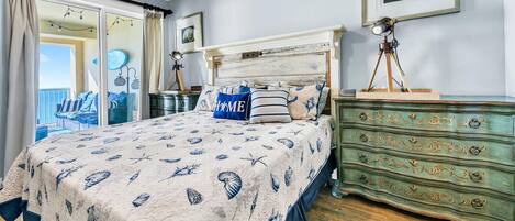 Un dormitorio con cama, cómoda y ventana con cortinas.